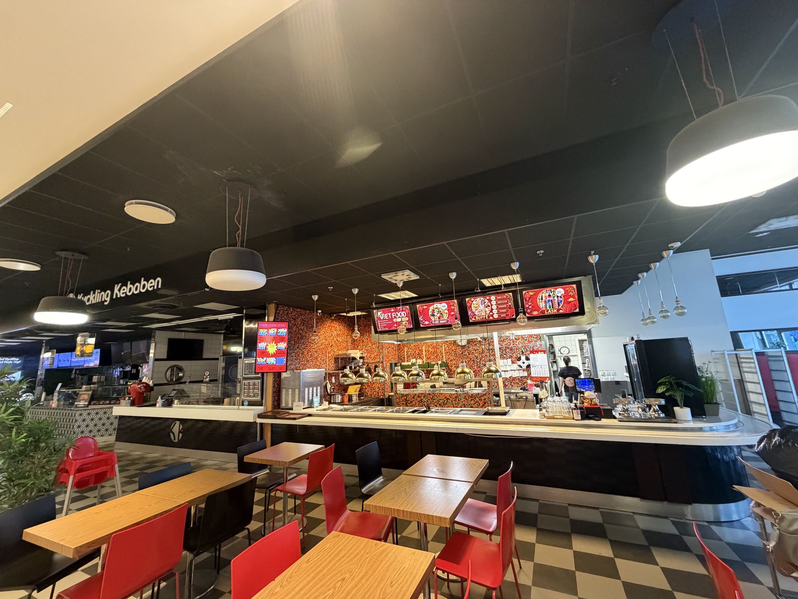Buffédisken hos Viet Food med varmhållna rätter under värmelampor